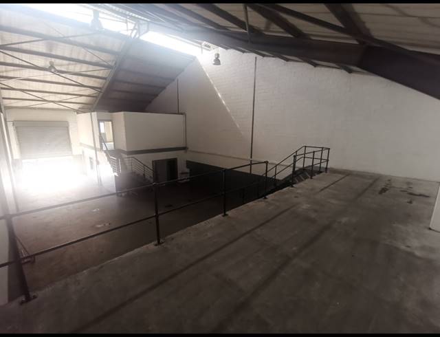 1,037M² WAREHOUSE TO LET IN AIRPORT INDUSTRIA
